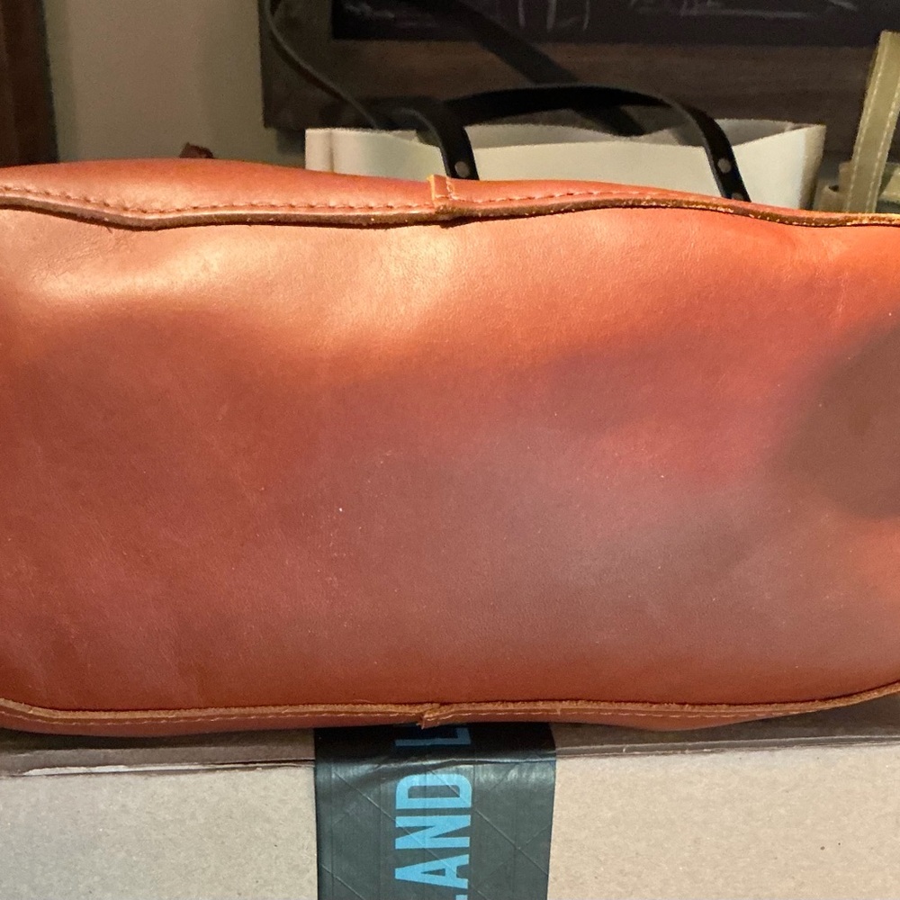 Portland Leather Honey Oversized Devan Tote - Picture 4 of 4